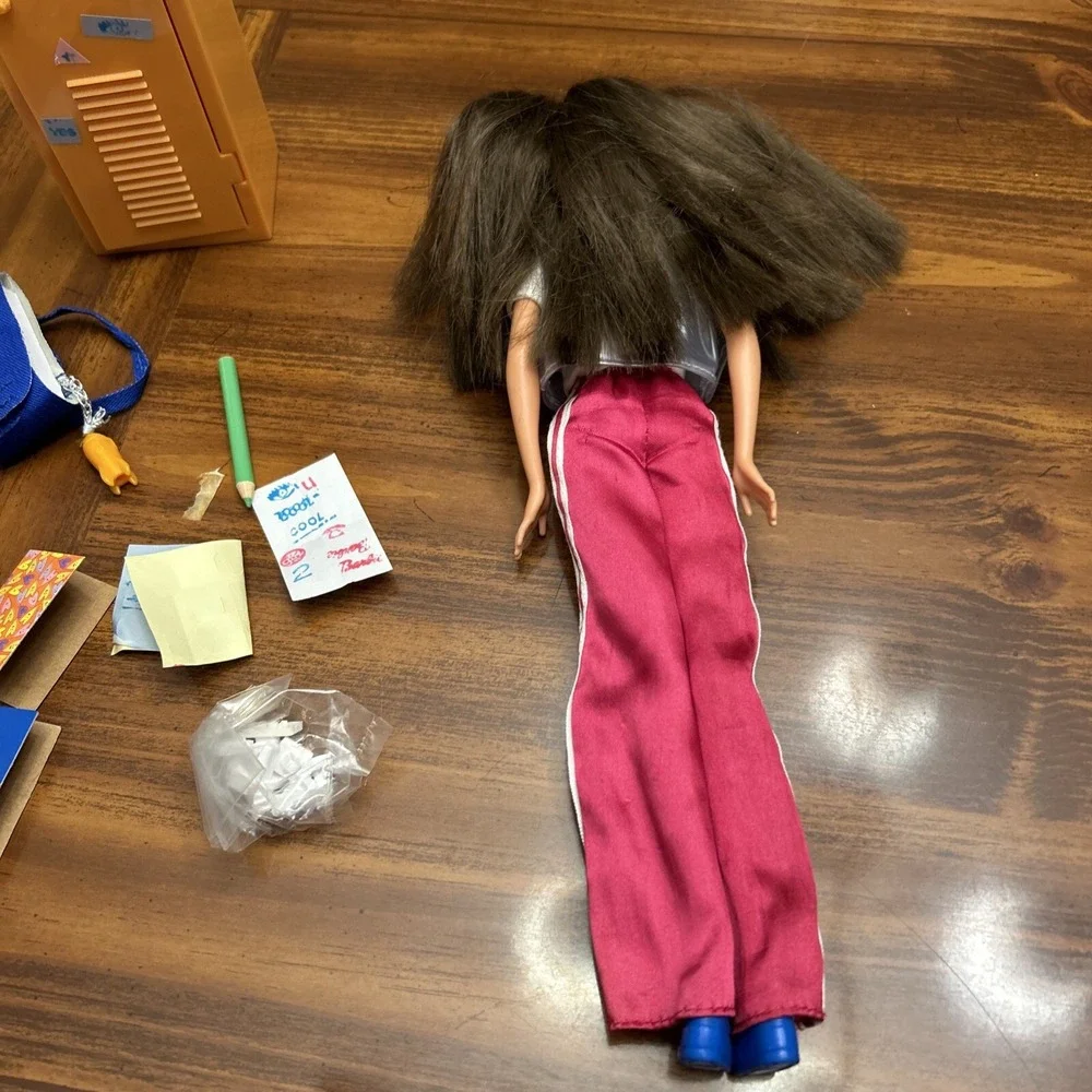 Barbie 1999 Hidden Message High School Locker‎ Teresa Accessories